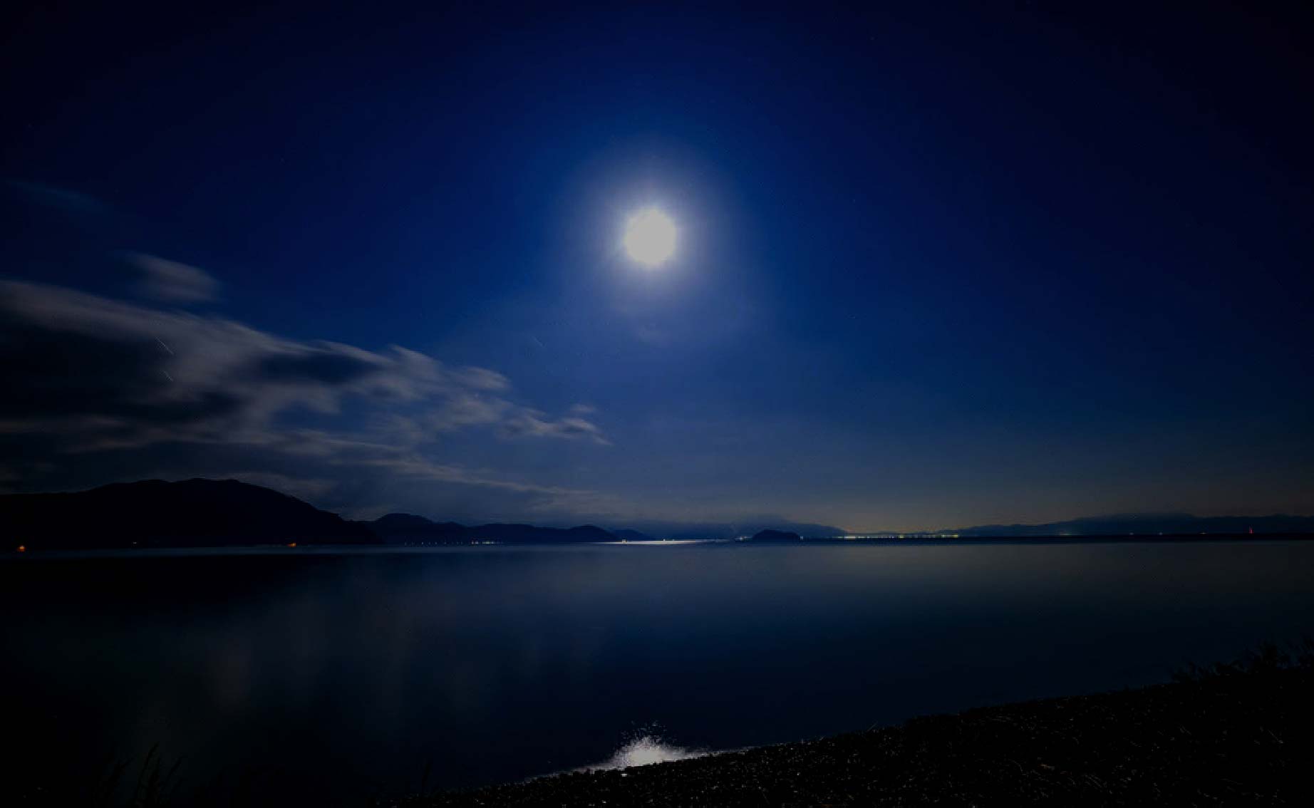 びわ湖と月